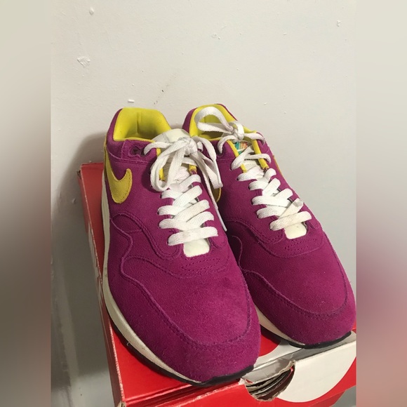 Nike Air max 1 premium color code 500. Size 8.5. They are in great condition. - Picture 4 of 6